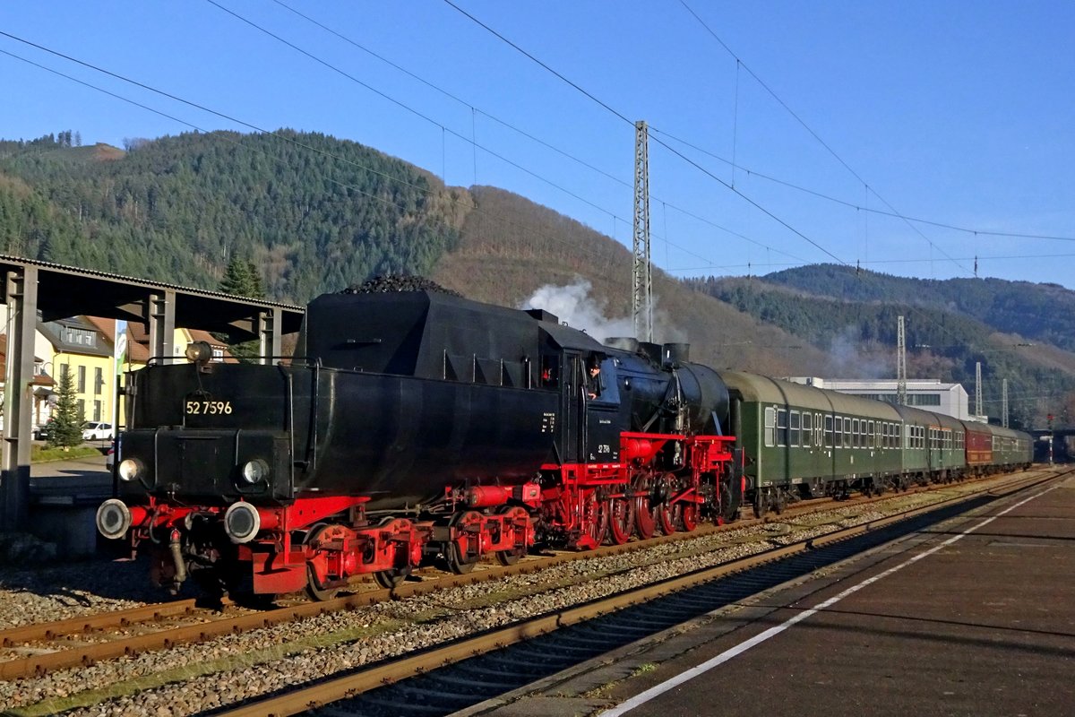 Am 30 Dezember 2019 treft 52 7596 -tender vorn- mit der weihnachtszauber-Sonderzug in Hausach ein.