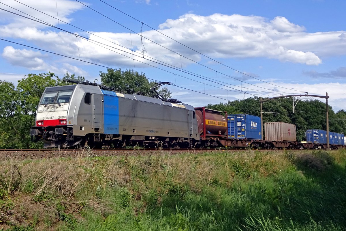 Am 30 Juli 2019 passiert der Combinant mit 186 257 Tilburg Oude Warande.