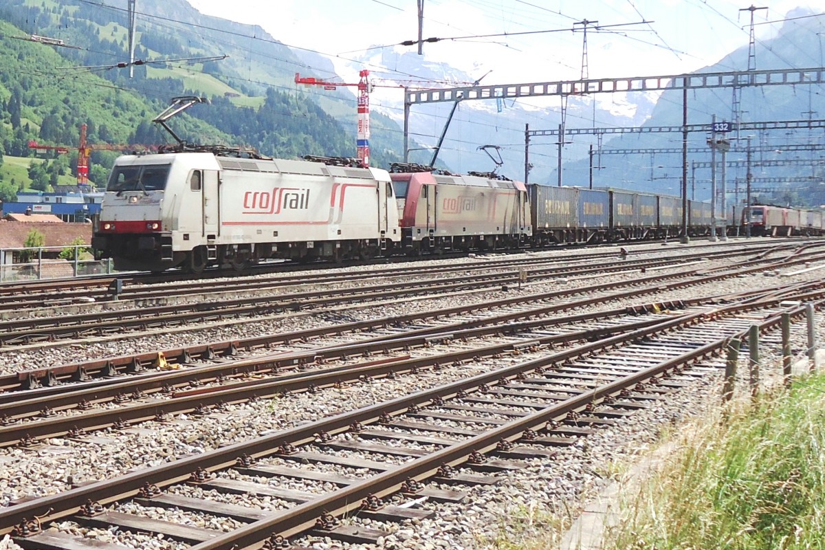 Am 30 Juni 2013 durchfahrt Crossrail 185 580 Frutigen.