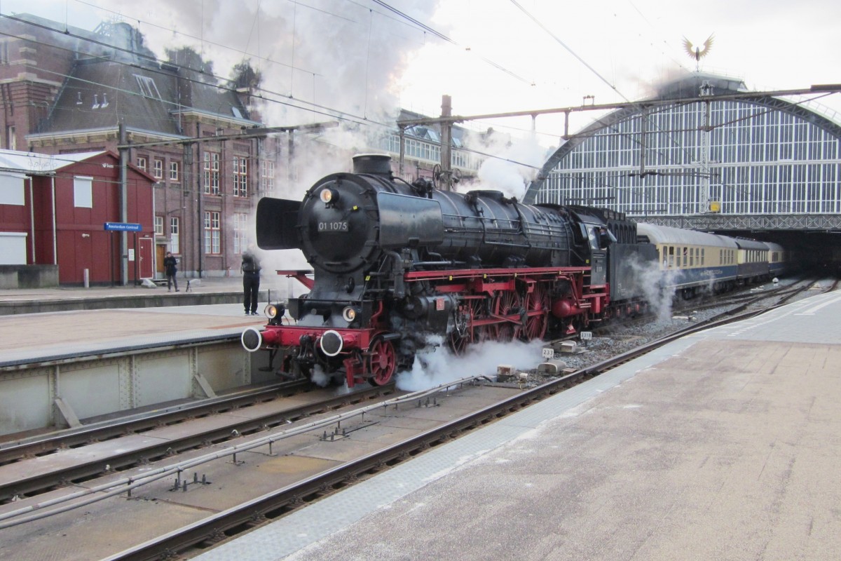 Am 30 März 2013 durchfahrt 01 1075 Amsterdam Centraal.