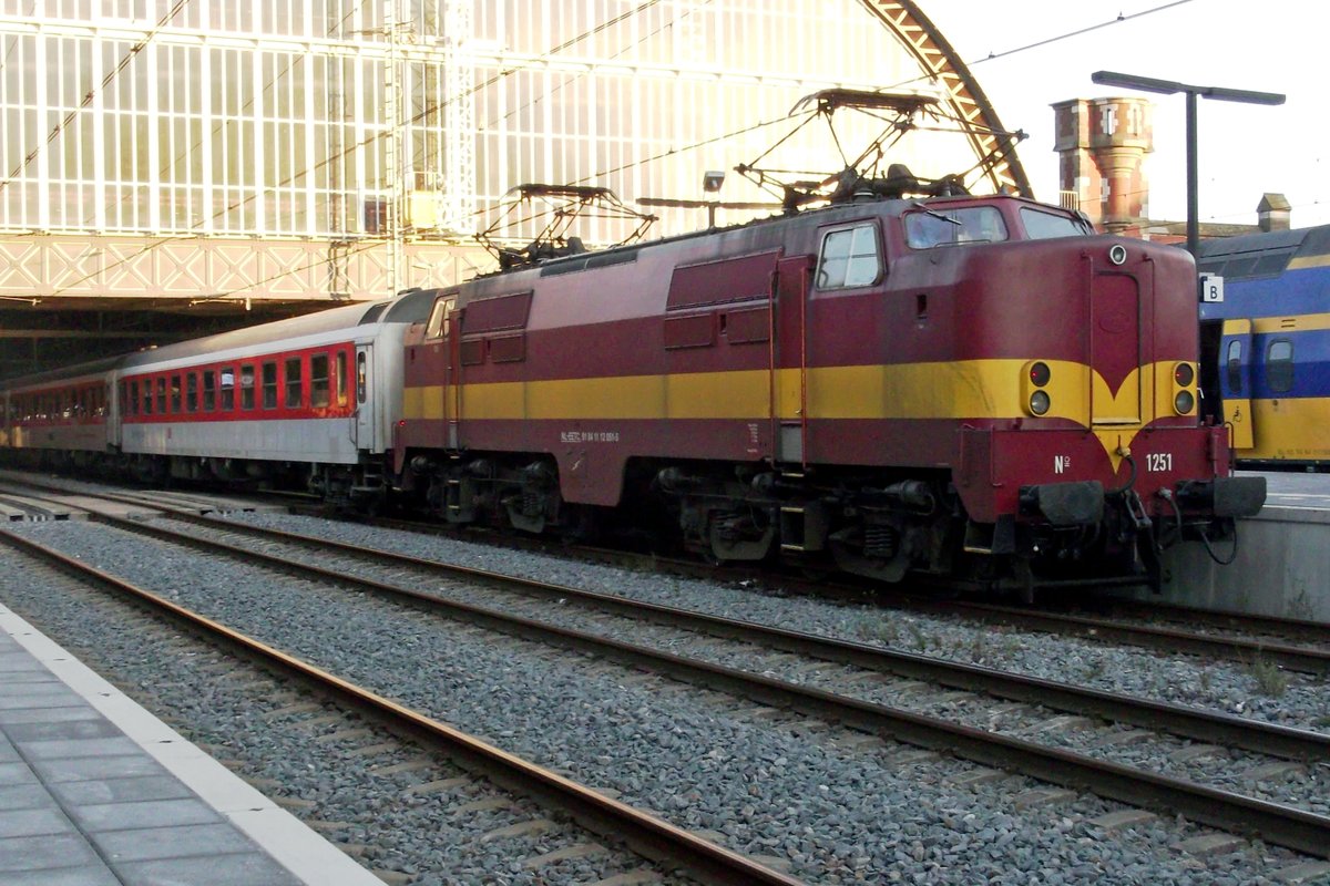 Am 30 März 2013 meldet sich EETC 1251 mit ein nachtzug in Amsterdam Centraal. NOch schränkt sich der Einsatz von EETC 1250ern bis Rangiermanöver zwischen Amsterdam Centraal und Watergraafsmeer, aber im Kurze wirden die 1250er nicht nür rangieren, sonst auch die Nachzüge bis die Landesgrenze ziehen. Leider endete das EETC Chapiter Anfang April 2015.