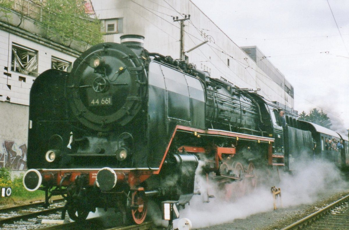 Am 30 Mai 2004 verlässt 44 661 mit ein Sonderzug der damaligen ÖGEG-Basis Salzburg-Itzling. Das heutigen ÖGEG Hauptquartier in dasLOkpark Ampflwang wurde erst 2006 in Betrieb gestellt.