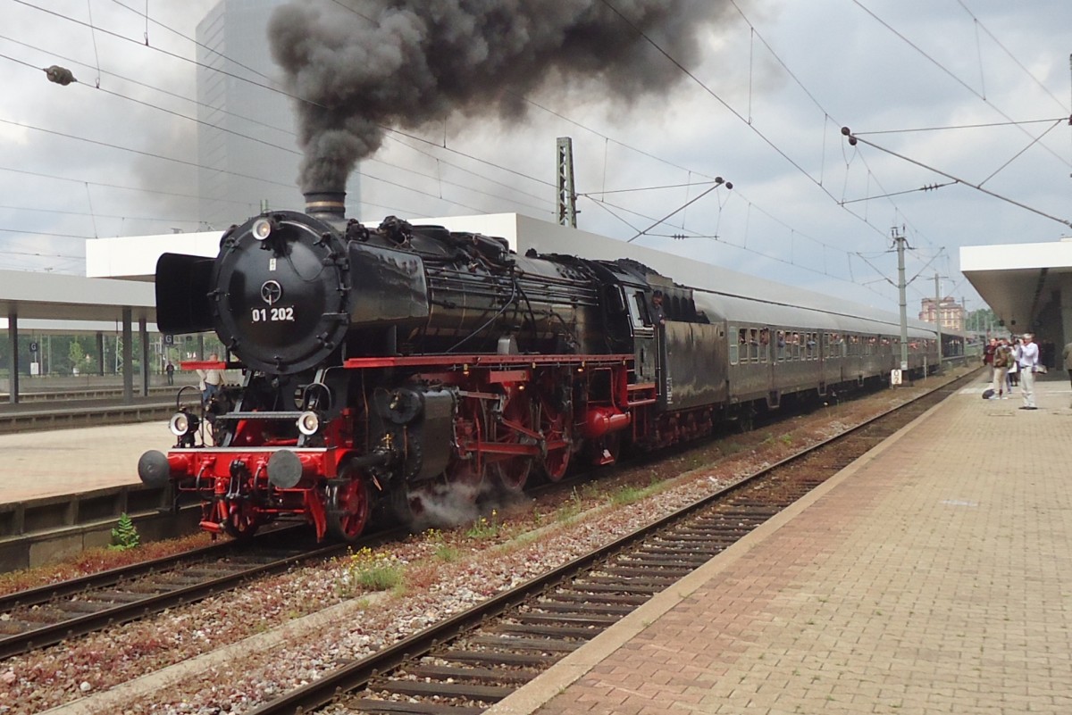 Am 30 Mai zog 01 202 ein Sonderzug nach Heilbronn, hier in Mannheim Hbf. 