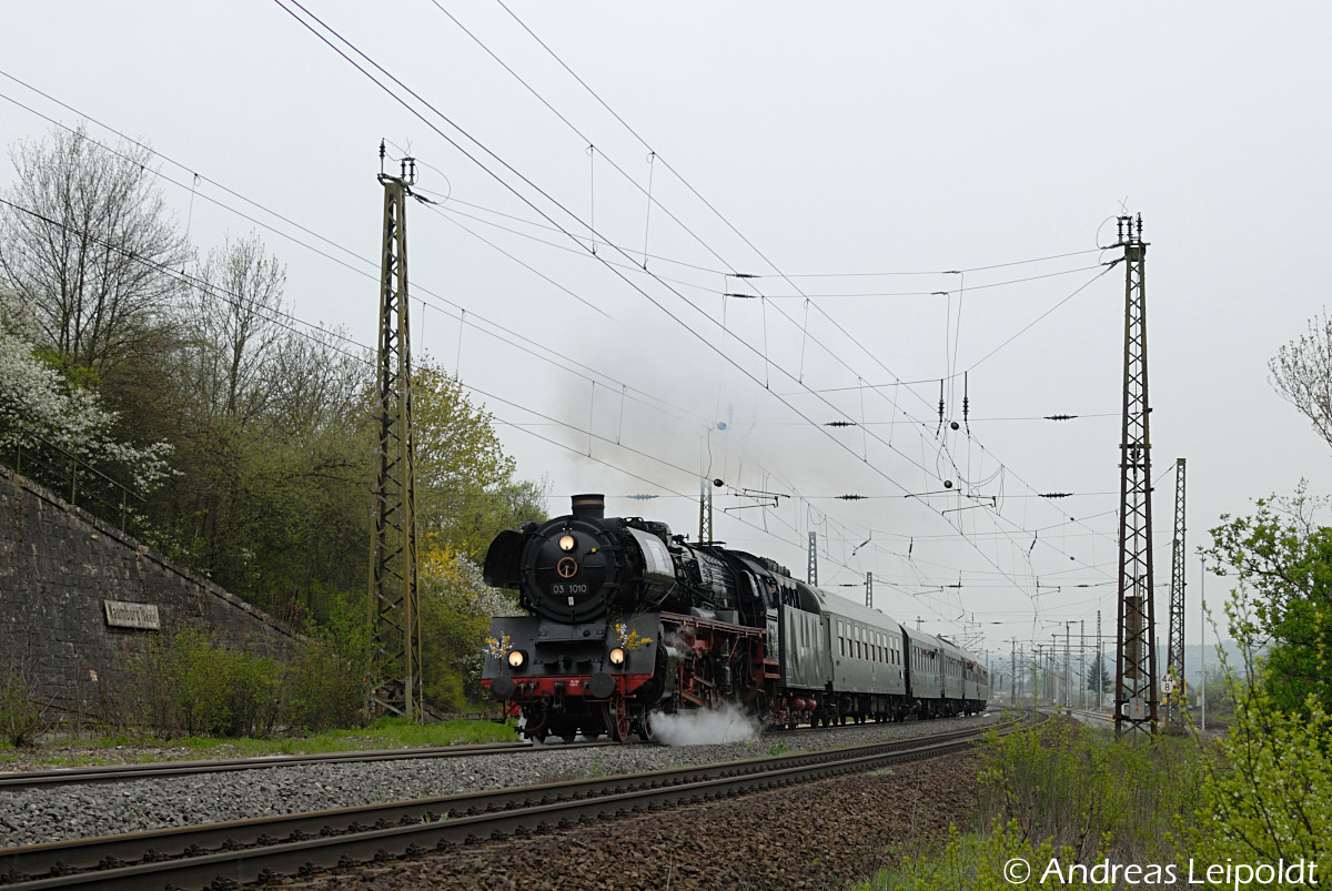 Am 30.04.2013 fand die Abschiedsfahrt vom langj�hrigen Stammlokf�hrer auf der 03 1010, Harry Heidenbluth, statt. Dazu war die DB Museum 03 1010 von Halle (S) Hbf nach Saalfeld und zur�ck unterwegs. Hier zu sehen ist der DPE 25048 von Saalfeld - nach Halle (S) Hbf, bei der Ausfahrt in Naumburg Hbf. (Foto: Andreas Leipoldt)