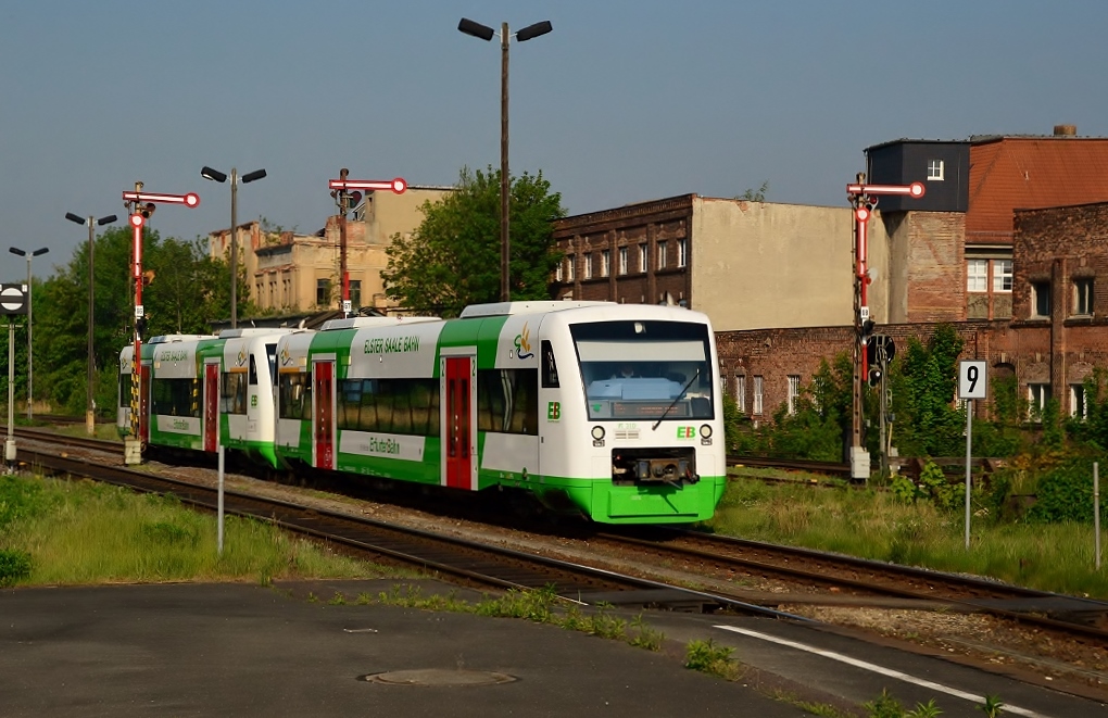 Am 30.04.2014 bildeten EB VT 310 + VT 305 den EBx80844 (Saalfeld - Leipzig Hbf). Der VT 305 ist der neueste Werbetriebwagen der Erfurter Bahn. Er wurde am 26.04.2014 in Gera auf den Namen  Otto Dix Stadt Gera  getauft.