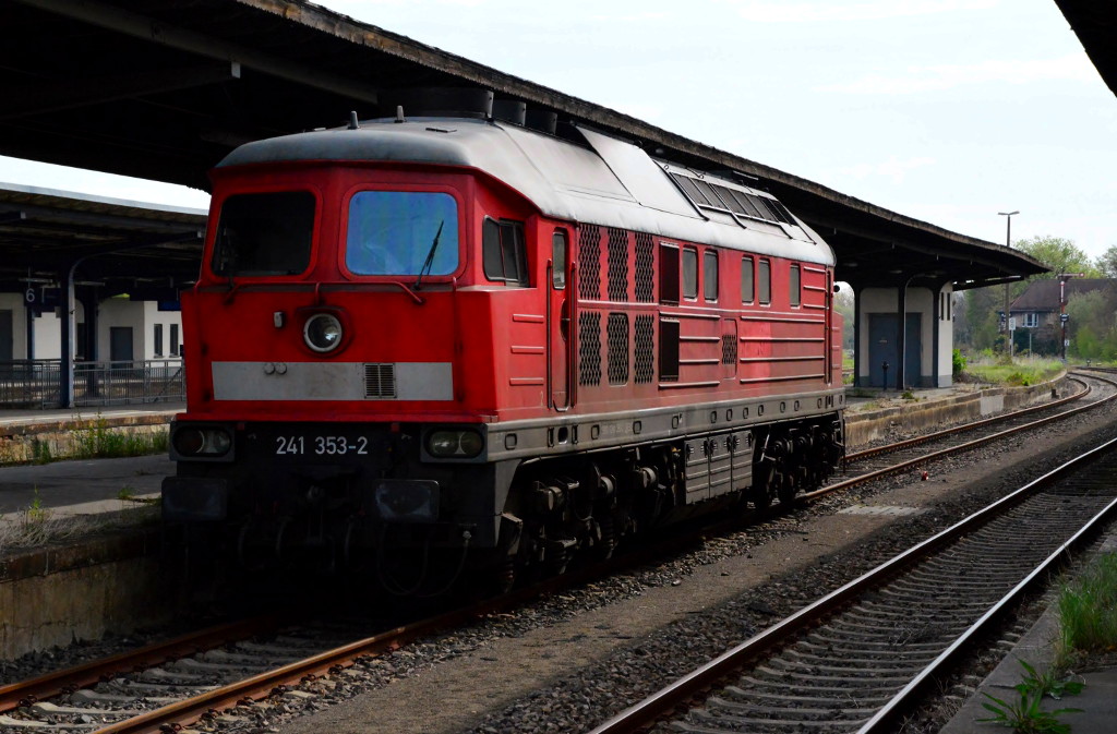 Am 30.04.2015 war die EBS 241 353-2 in Zeitz Pbf abgestellt.
