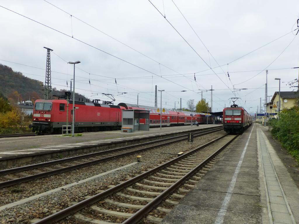 Am 30.10.15 begegnen sich die RBs nach Saalfeld mit 143 098 und die wartende Garnitur mit 143 011 nach Erfurt.