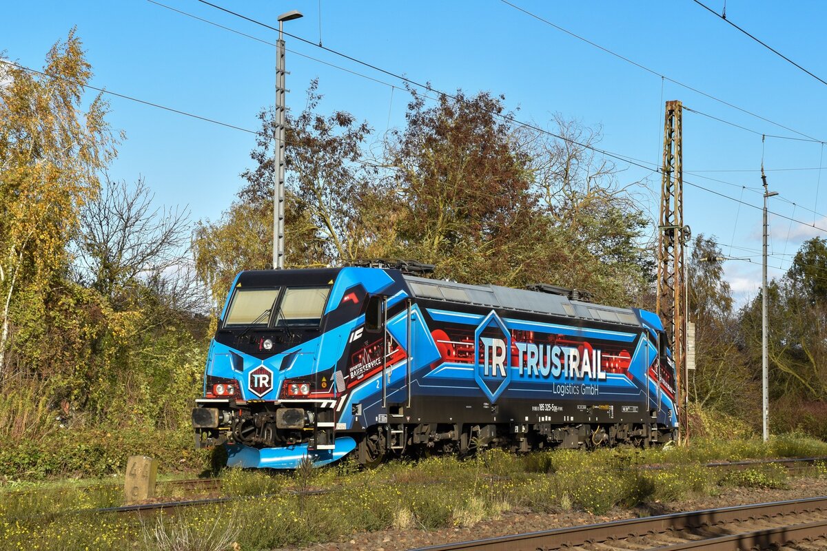 Am 30.10.2025 pausierte die FWK 185 325-5 in Naumburg (S). (Foto: Maik Köhler)