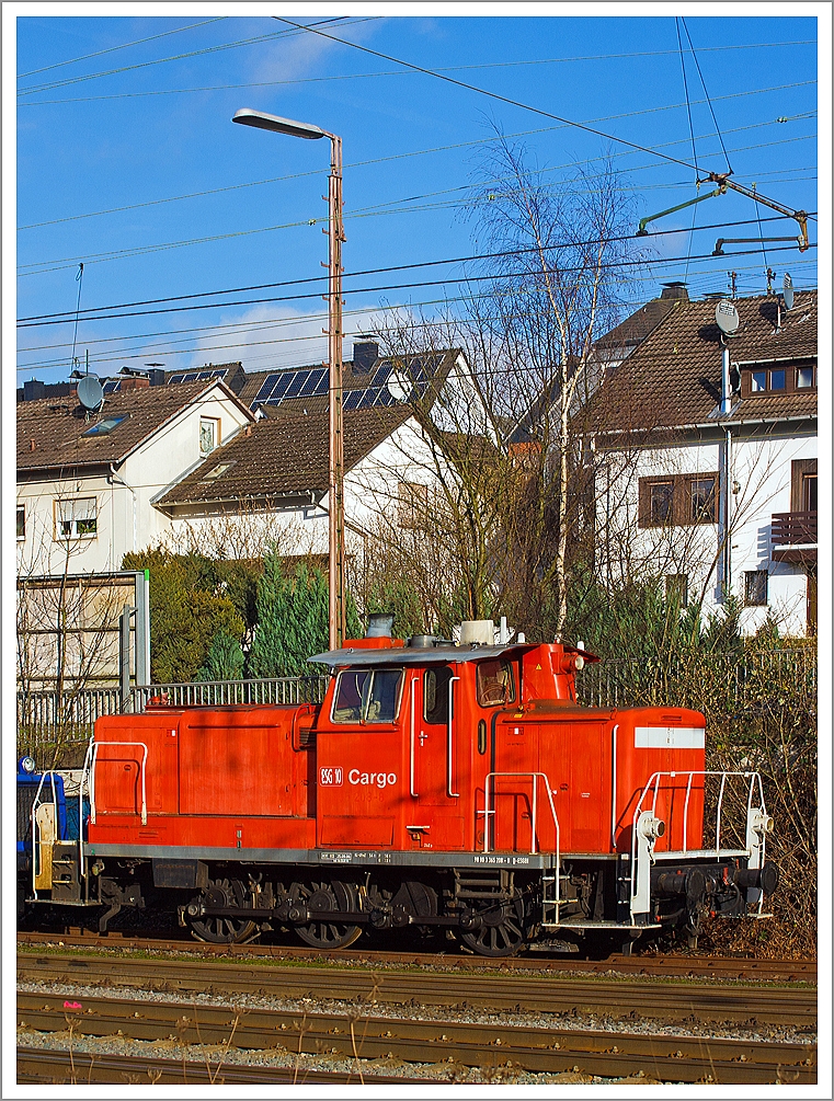 Am 30.12.2013 waren wir nochmals in Kreuztal, und sie standen immer noch da und im besten Licht, darum will ich sie nochmal zeigen: 
Die ESG 10 (365 208-8) der ESG Eisenbahn Service Gesellschaft mbH (Vaihingen an der Enz), ex DB V 60 1208, ex DB 261 208-3, sowie DB 361 208-2, abgestellt am 30.12.2013 in Kreuztal.
