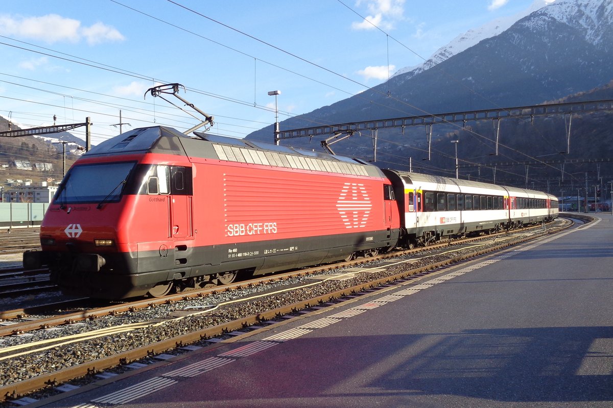 Am 31 dezember 2018 steht 460 118 mit ein IC in Brig. 