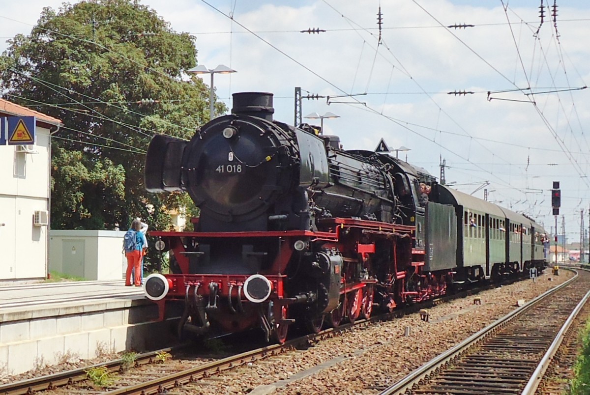 Am 31 Mai 2014 war 41 018 mit Umbau-Wagen in Neustadt (Weinstrasse).