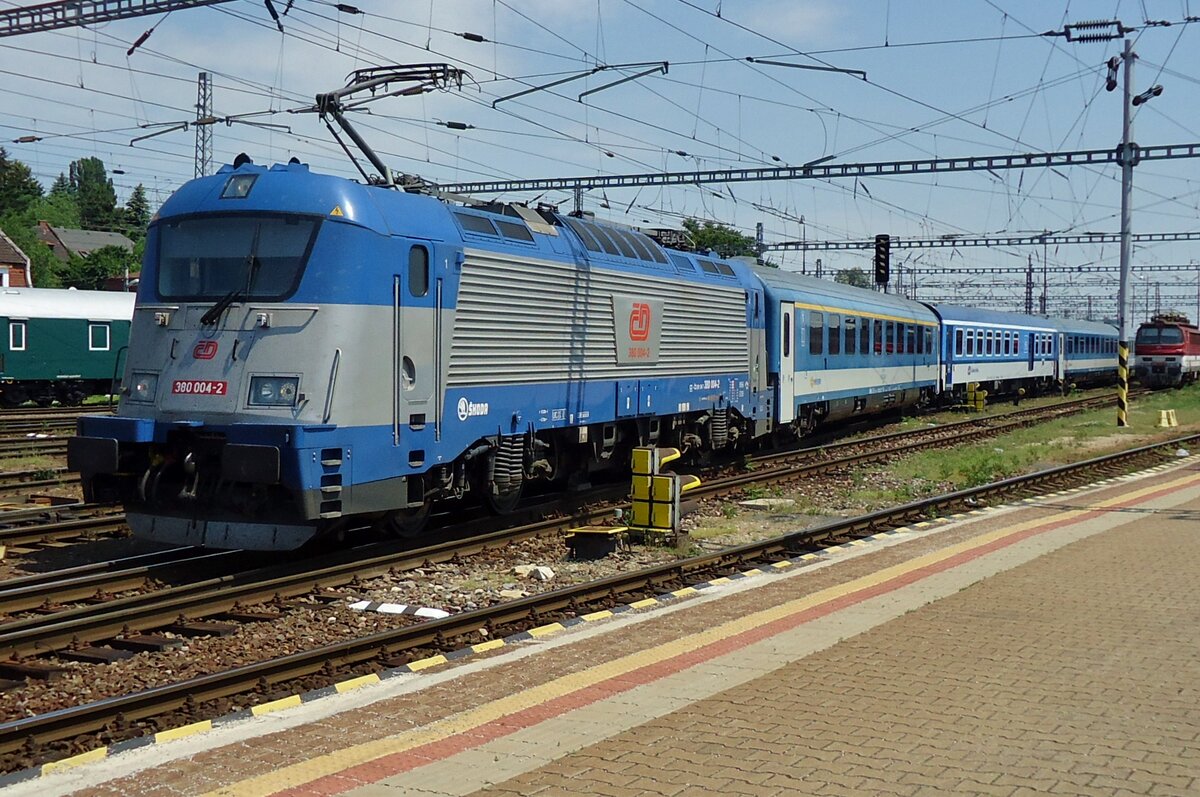 Am 31 Mai 2015 trefft CD 380 004 mit EC 'METROPOLITAN' in Bratislava hl.s.t ein. Am 31 Mai 2015 trefft CD 380 004 mit EC 'METROPOLITAN' in Bratislava hl.s.t ein.