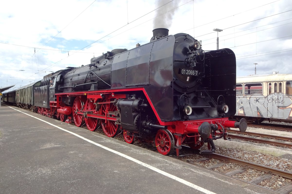 Am 31 Mai 2019 steht 01 2066 mit ein Sonderzug in Nördlingen. 