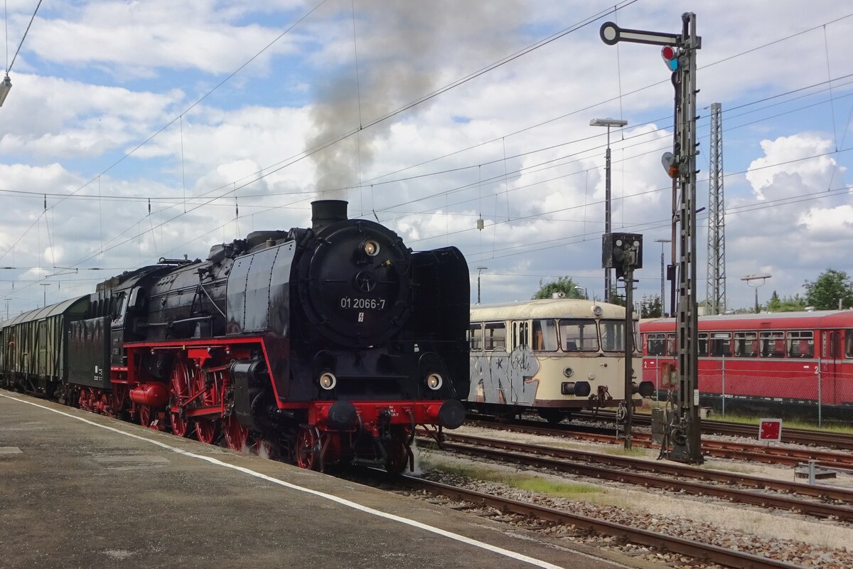 Am 31 Mai 2019 treft 01 2066 mit ein Dampfzug in Nördlingen ein.