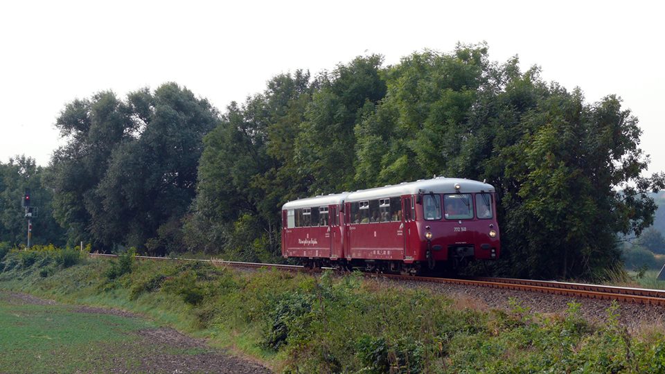 Am 31.08.2013 waren die Ferkeltaxen 772 140 + 772 141 der Oberwei�bacher Berg- und Schwarzatalbahn im Rahmen einer privaten Sonderfahrt auf der Unstrutbahn unterwegs. Als RB 29990 (Rottenbach - Karsdorf) brachten sie Touristen nach Freyburg, hier unterwegs bei Ro�bach. (Foto: Wolfgang Gerstner)
