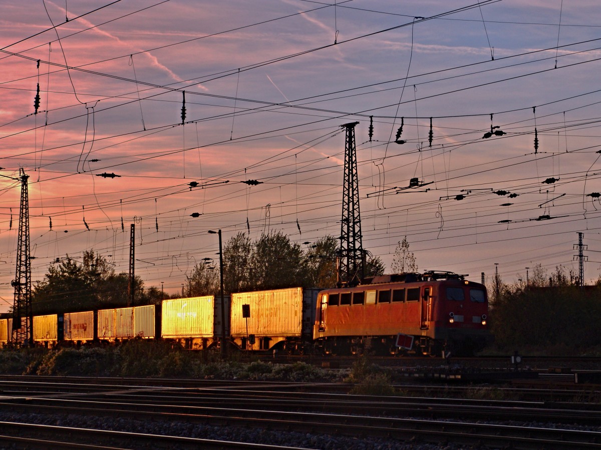 Am 31.10.2013 flüchtete 139 285-1 der EGP vor dem Sonnenuntergang.
Aufgenommen in Halle.