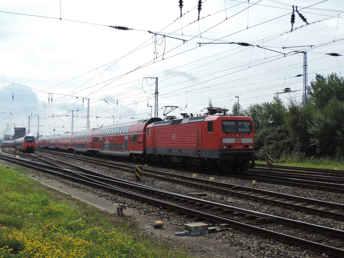 Am 3.9.16 war 114 005 mit dem RE5 nach Rostock Hbf unterwegs, hier im Rostocker Hbf