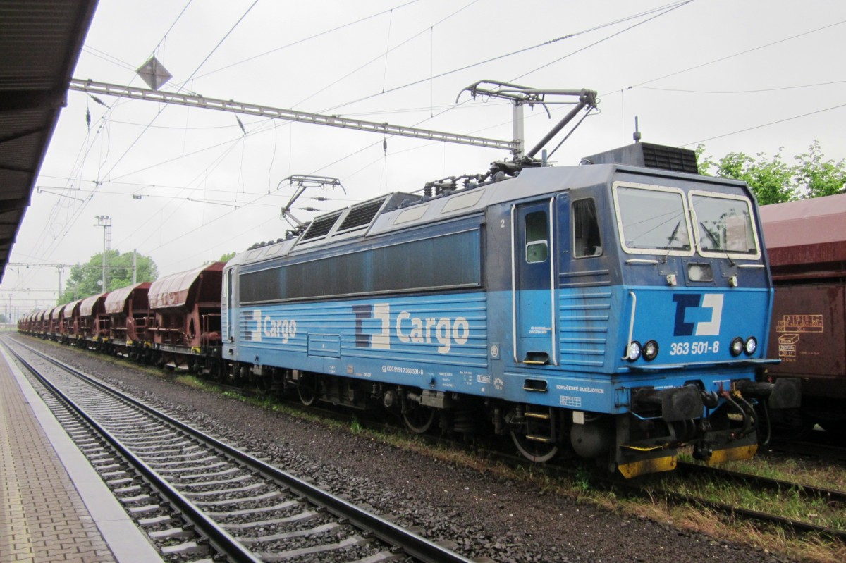 Am 4 Juni 2013 verlässt in Regen und Wind CD 363 501 mit deren Kohlezug Hranice-nad-Morava.