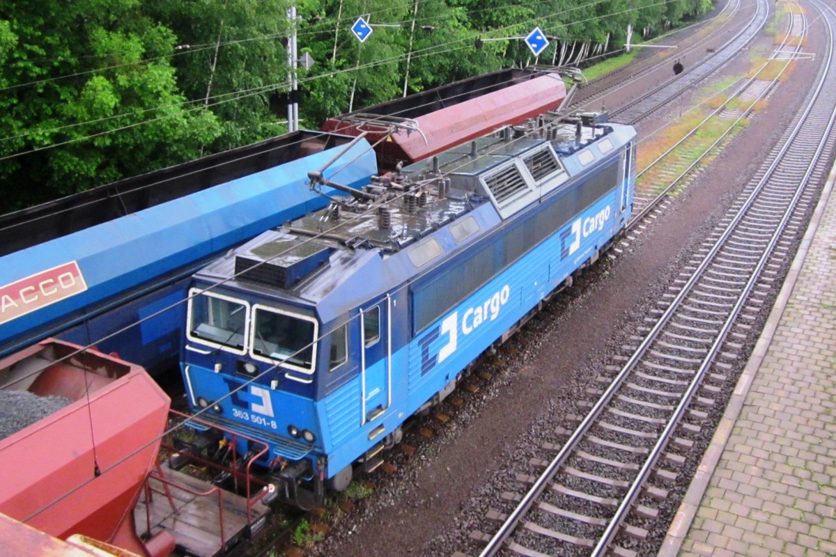 Am 4 Juni 2013 verlässt in Regen und Wind CD 363 501 mit deren Kohlezug Hranice-nad-Morava.