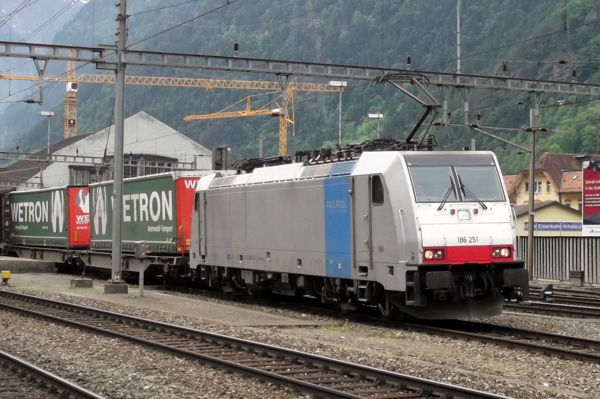 Am 4 Juni 2014 verlässt RP 186 251 Erstfeld mit einer KLV nach Basel.