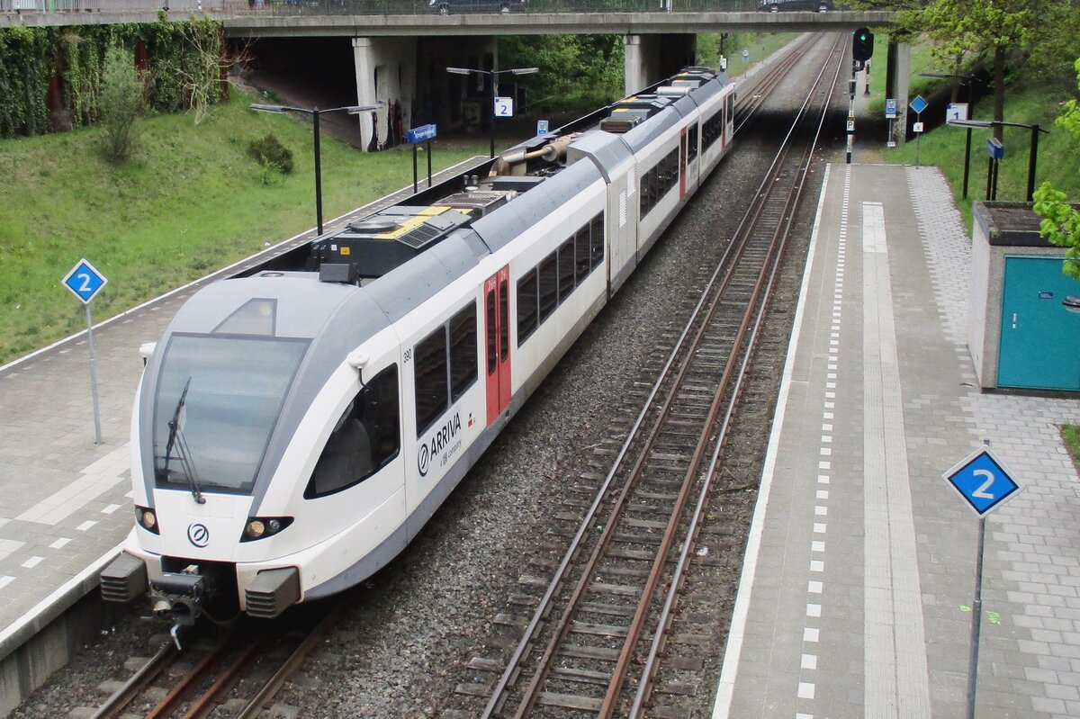 Am 4 Mai 2017 treft Arriva 390 in Nijmegen-Heyendael ein.