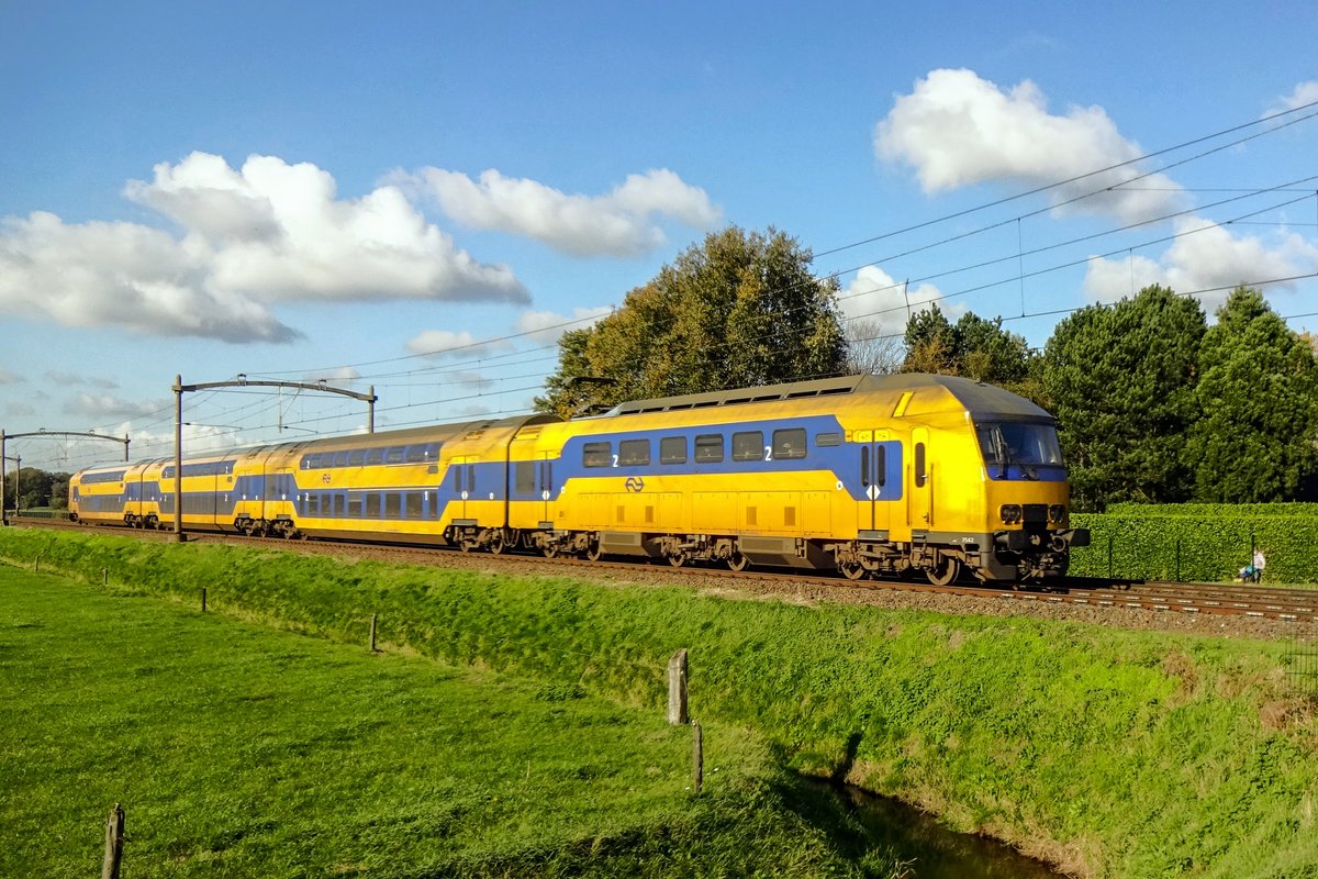 Am 4 November 2020 durchfahrt NS 7542 Hulten als IC Roosendaal--Zwolle.