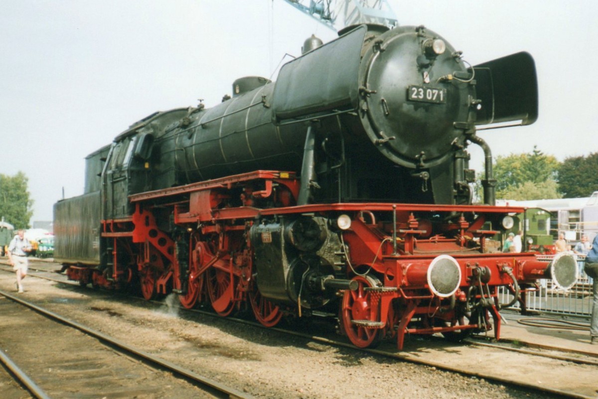 Am 4 September 2001 stand 23 071 der VSM in Beekbergen, das Bw von diese Niederländischen Museumsbahn.