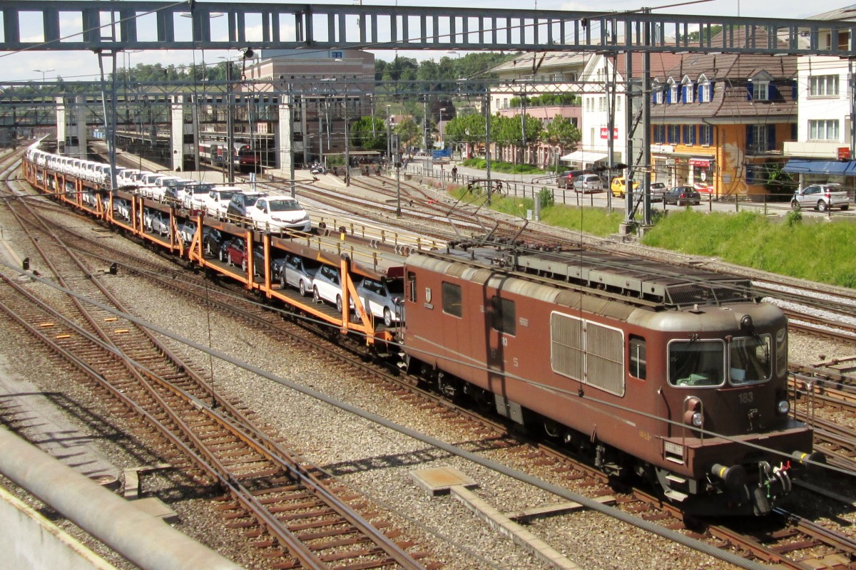 Am 5 Juni 2014 verlässt BLS 183 mit PKW-Transportzug Spiez. 