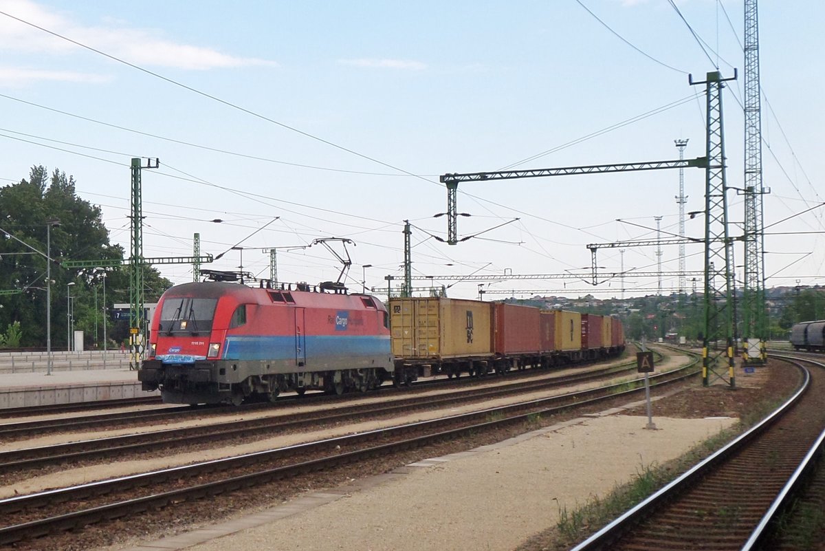 Am 5 Mai 2016 schleppt 1116 011 ein KLV durch Budapest-Kelenföld.
