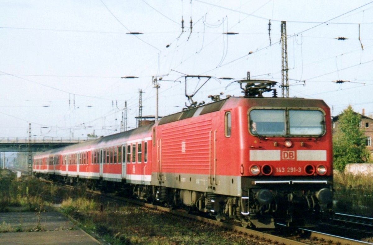 Am 5 Oktober 2005 treft 143 291 in Naumbrug (Saale) Hbf ein.