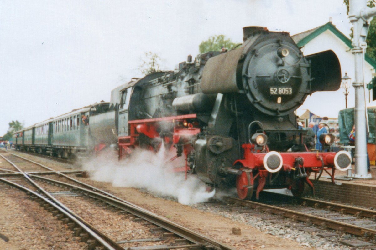 Am 5 September 2000 verlässt 52 8053 mit ein Sonderzug der VSM Bahnhof Beekbergen. 