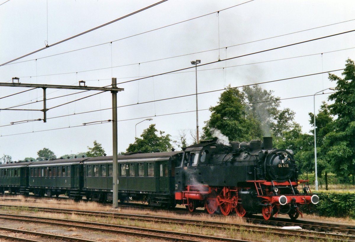 Am 5 September 2001 steht 64 415 der VSM in Apeldoorn. 