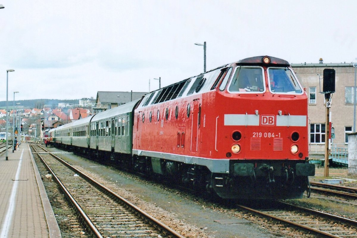 Am 5 September 2007 steht ein Sonmderzug mit 219 084 in Meiningen.