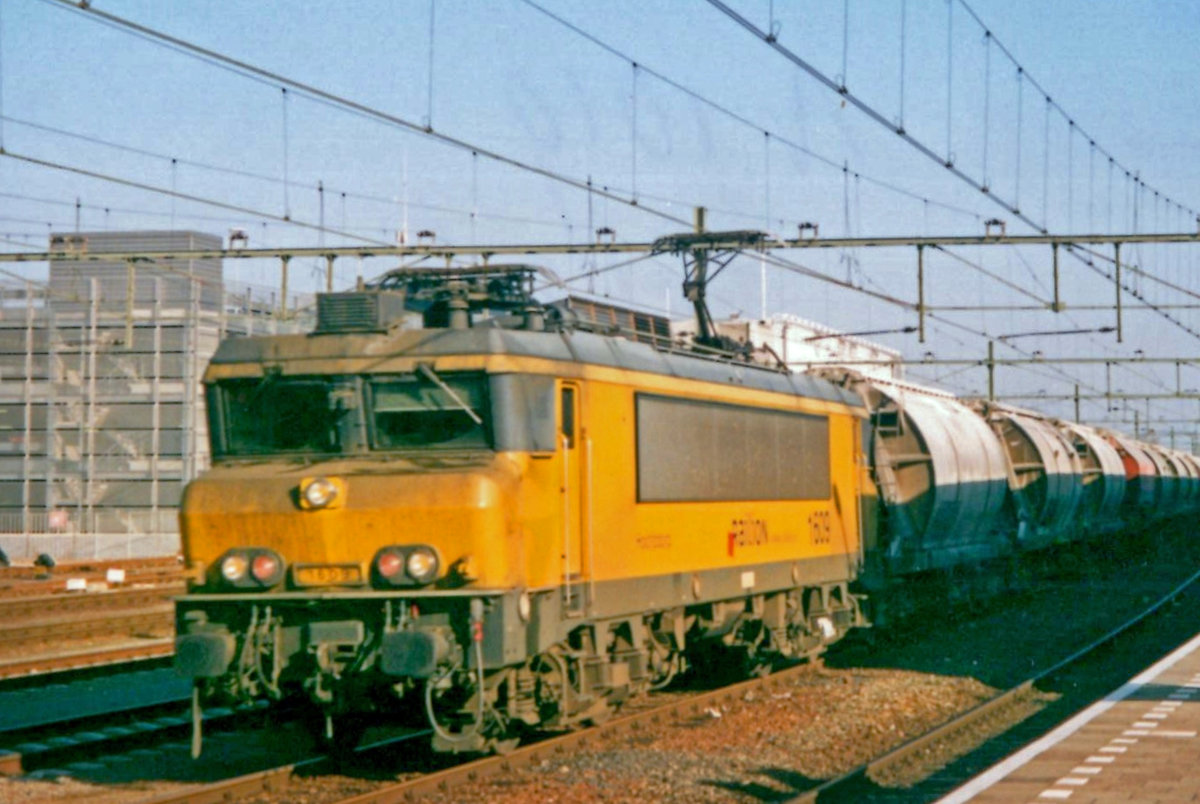 Am 6 Augustus 2002 durchfahrt einb Getreidezug mit RaiLioN 1609 Sittard.