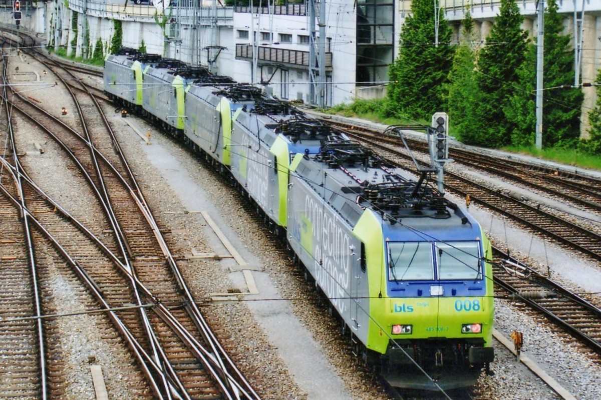 Am 6 Juni 2009 rangiert BLS 485 008 ein Lokzug in Spiez.