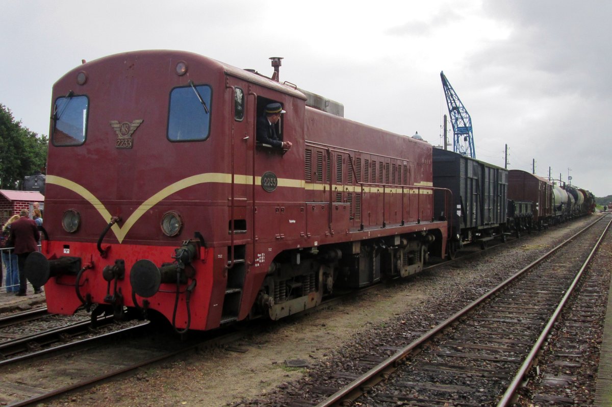 Am 6 September 2015 steht ein Fotoguterzug mit VSM 2233 in Beekbergen. 