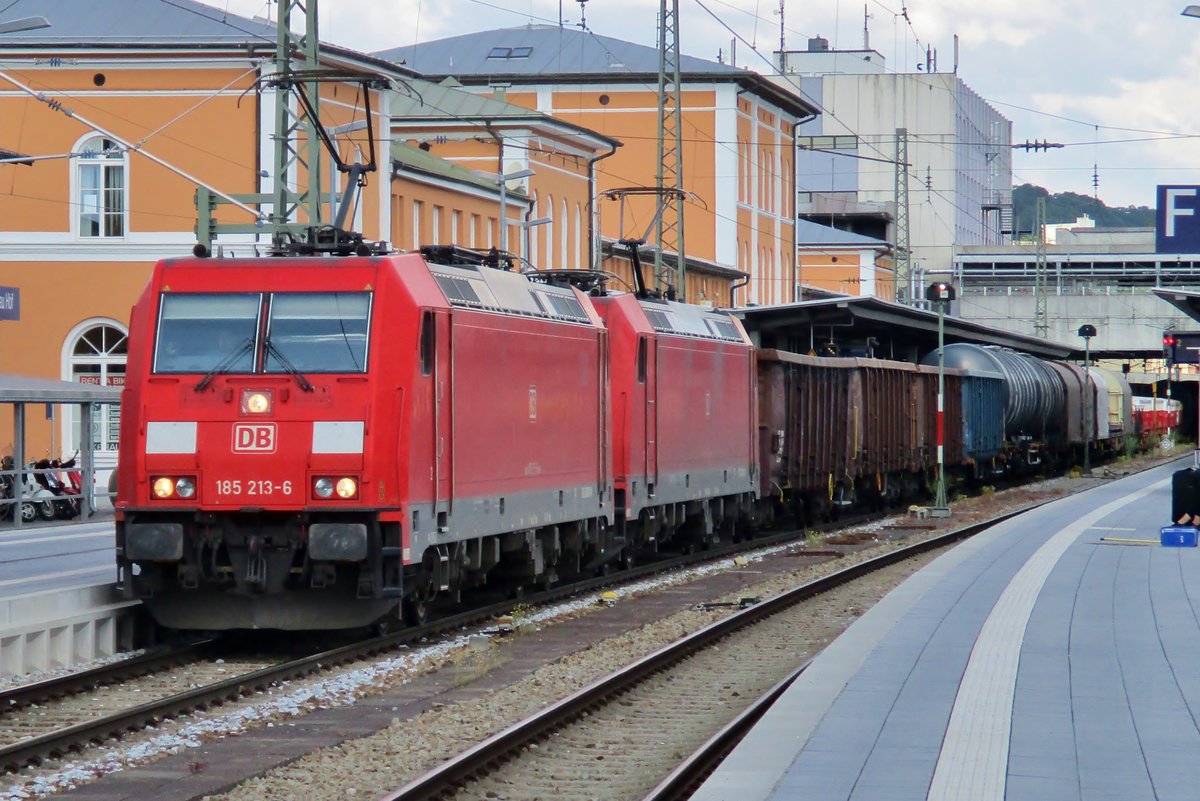 Am 6 September 2018 durchfahrt 185 213 Passau.