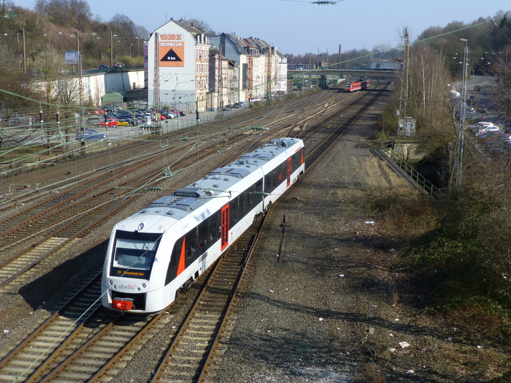 Am 6.3.14 werden sich eine S7 (VT 12009) und eine S8 im Vorfeld des Oberbarmer Bahnhofes treffen.