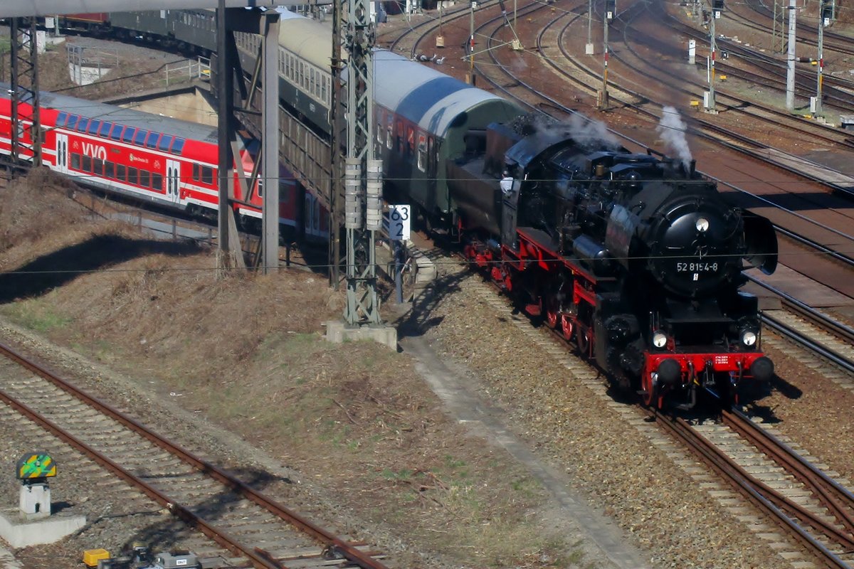 Am 7 April 2018 schiebt 52 8154 ein Sonderzug ins Dresdner Bw Altstadt. 