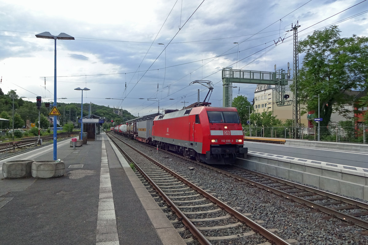 Am 7 Juni 2019 dönnert ein KLV mit 152 030 durch Remagen. 