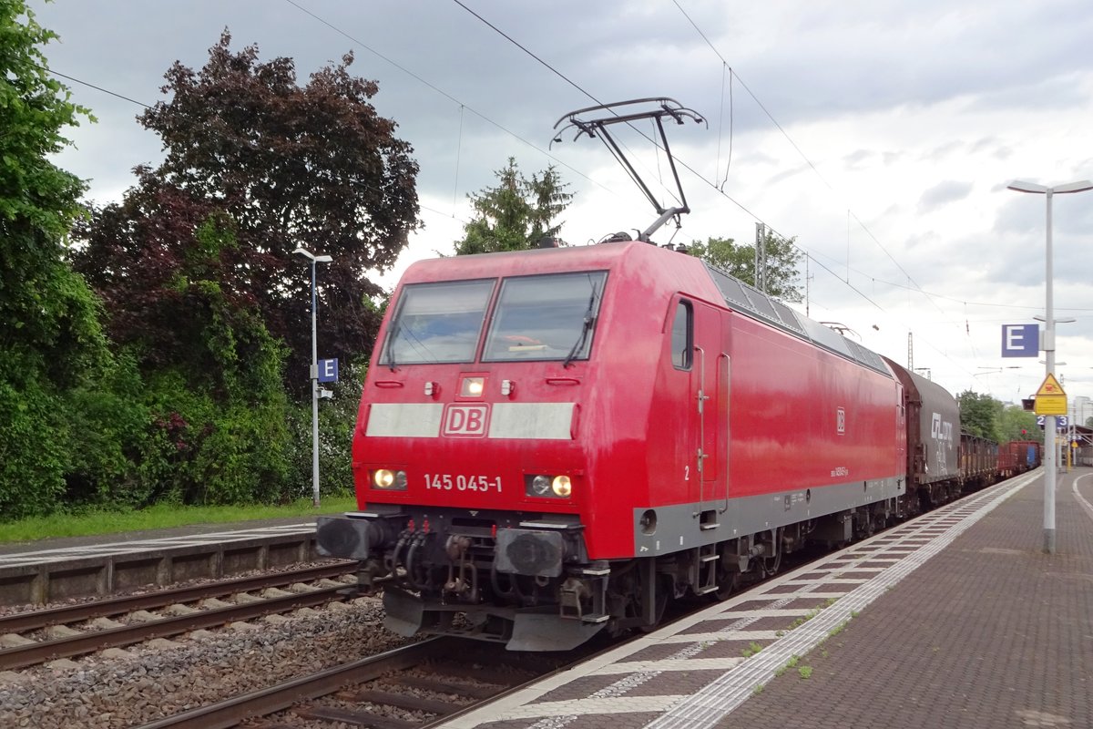 Am 7 Juni 2019 durchfahrt 145 045 mit ein Guterzug Bonn-Beuel.