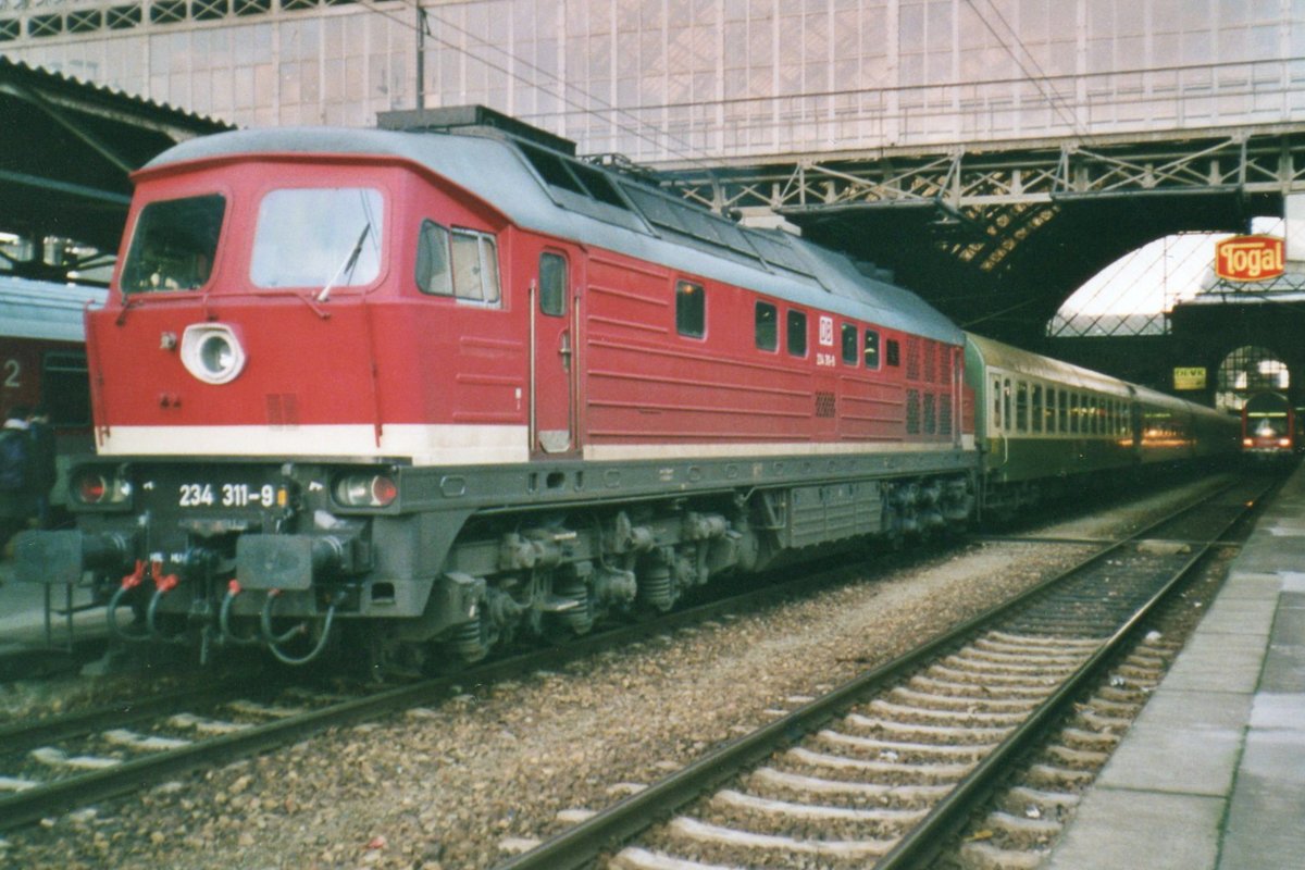 Am 7 November 1999 steht 234 311 mit ein D-Zug nach Wr9oclaw in Dresden Hbf. 