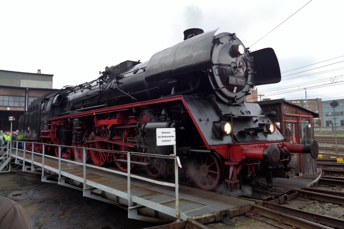 Am 8 April 2017 steht 03 1010 auf die Drehscheibe in Dresden Altstadt.