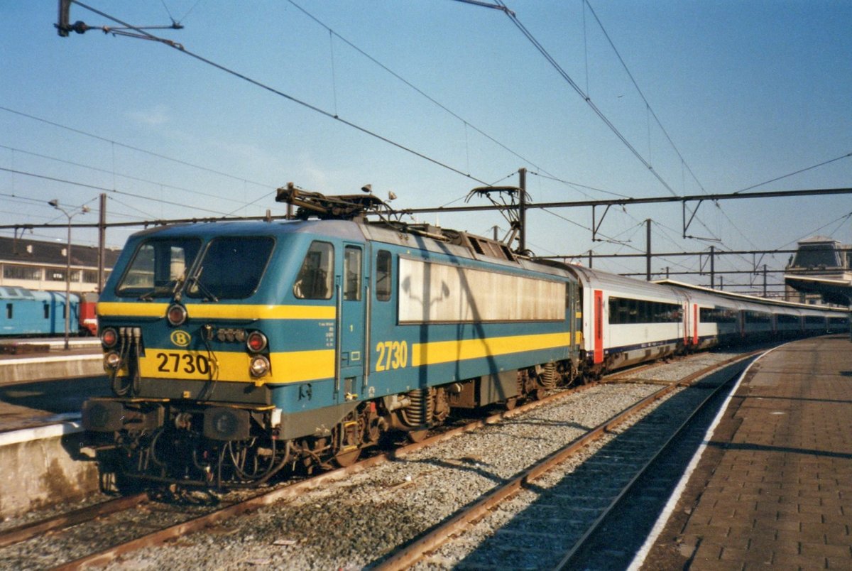 Am 8 Augustus 1999 steht NMBS 2730 in Oostende.