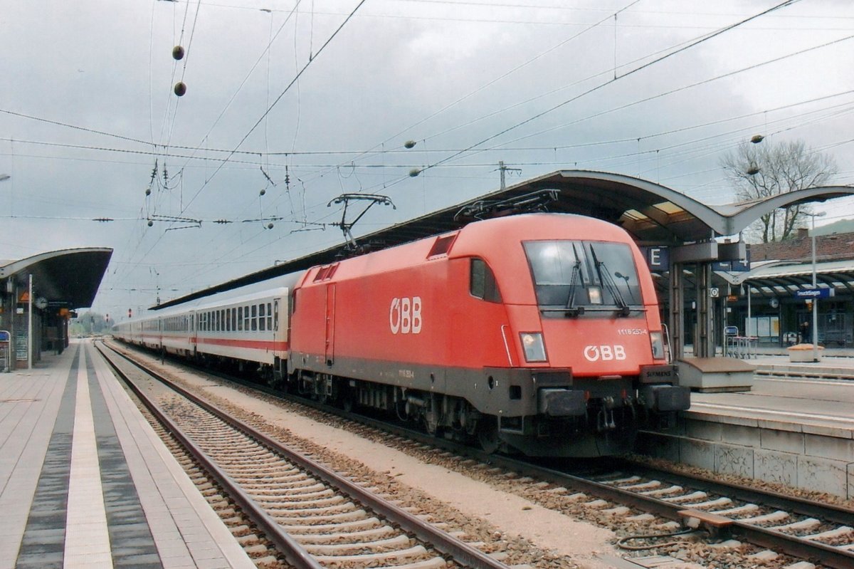 Am 8 Juni 2009 steht 1116 253 in Treuchtlingen.