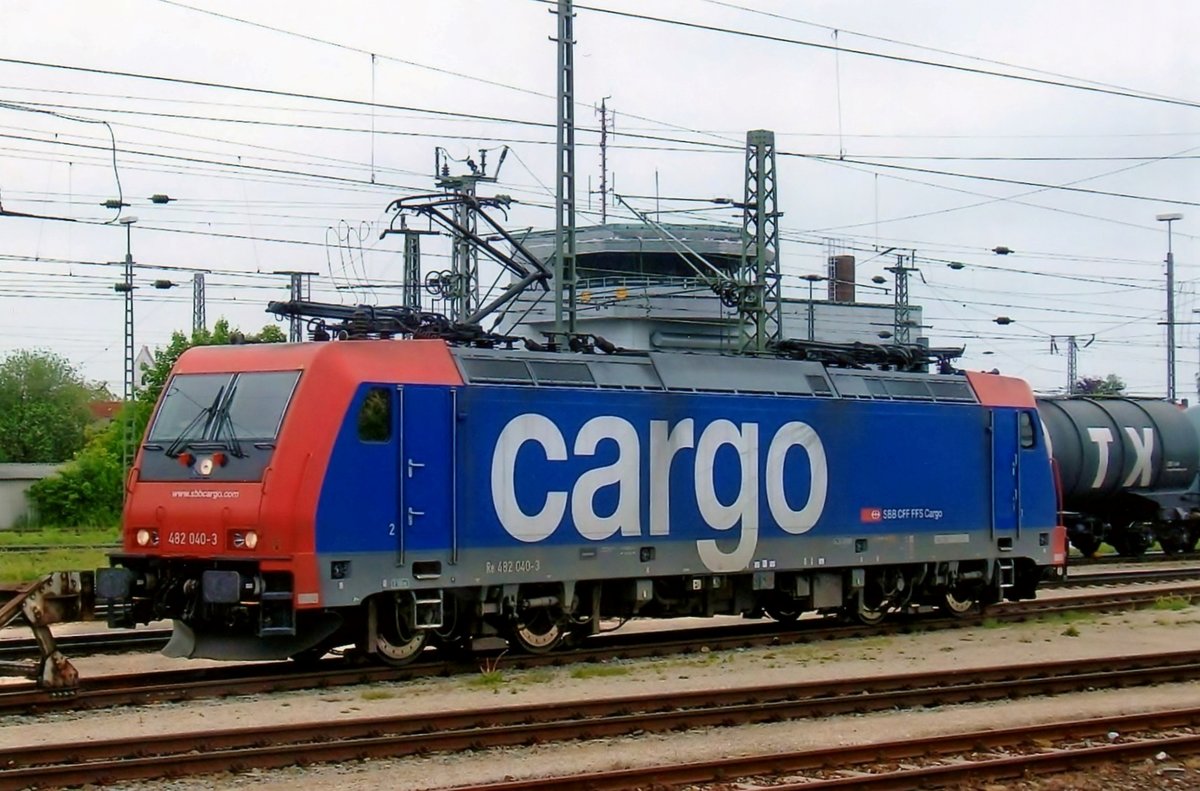 Am 8 Juni 2009 steht 482 040 leise in Ingolstadt Hbf.