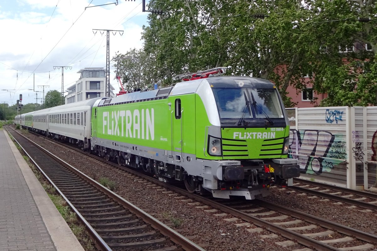 Am 8 Juni 2019 durchfahrt Flixtrain 193 990 Kln Sd. 