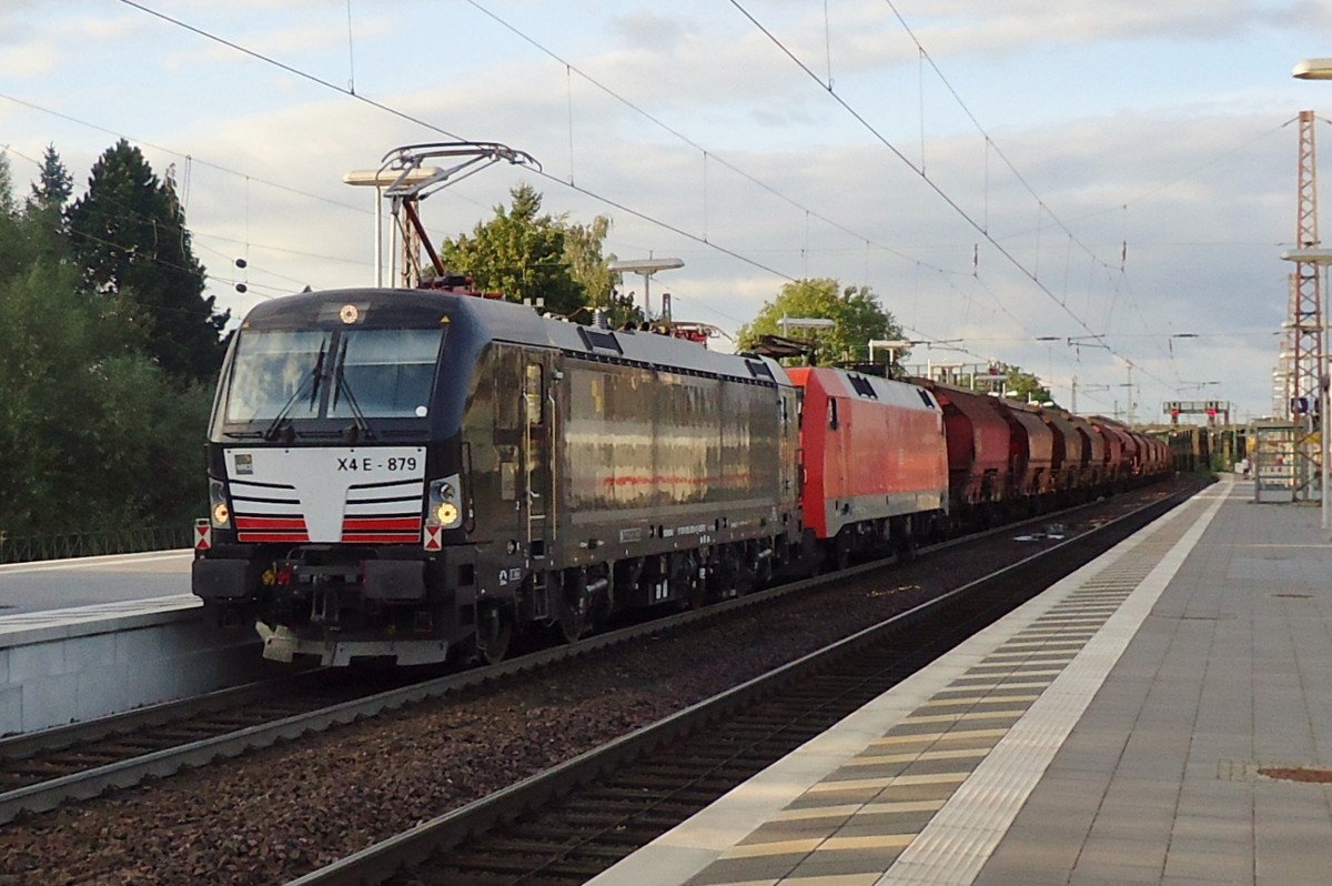 Am 8 September 2015 durchfahrt 193/X4 879 Celle.