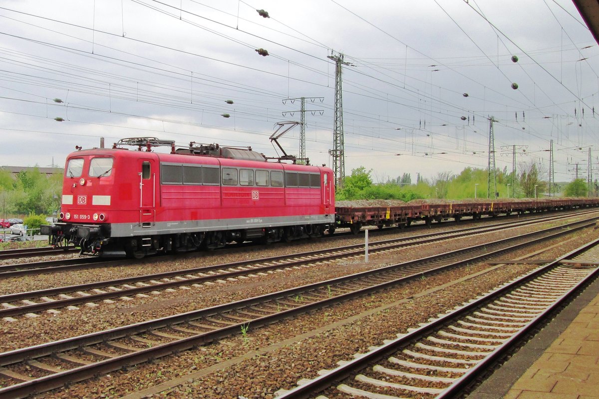 Am 9 April 2014 treft ein Sandzug mit 151 059 in Hamm Pbf ein.