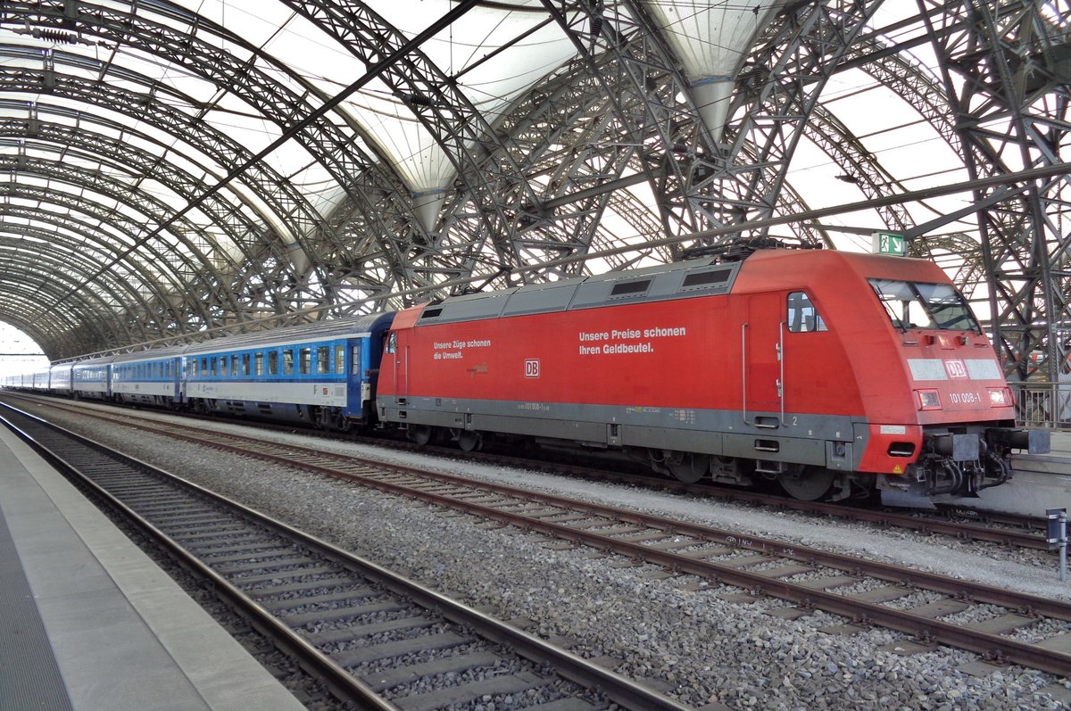 Am 9 April 2017 steht 101 008 in Dresden Hbf.